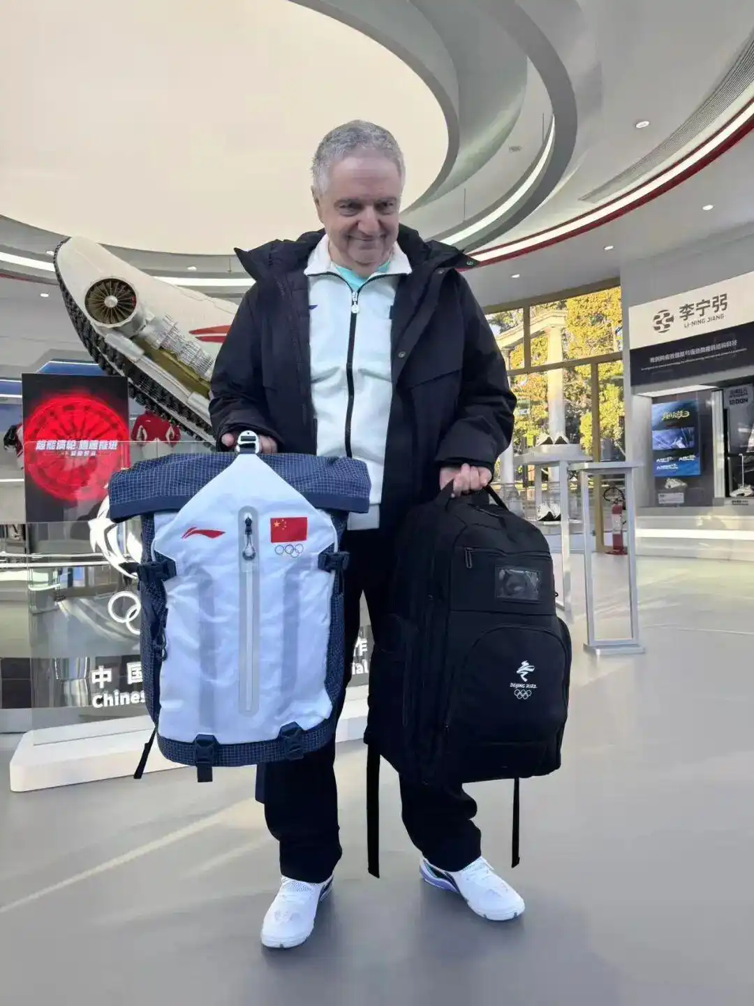 冬奥会纪念品_安踏可持续设计_北京冬奥会背包