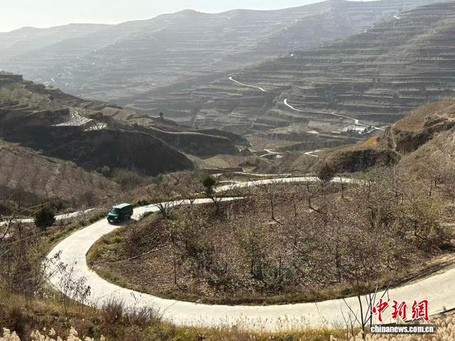 图为快递车行驶在天水市秦安县郭嘉镇张河村的乡村道路上。(资料图) 戴文昌 摄