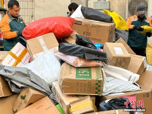 图为快递小哥正在分拣快递。(资料图) 戴文昌 摄