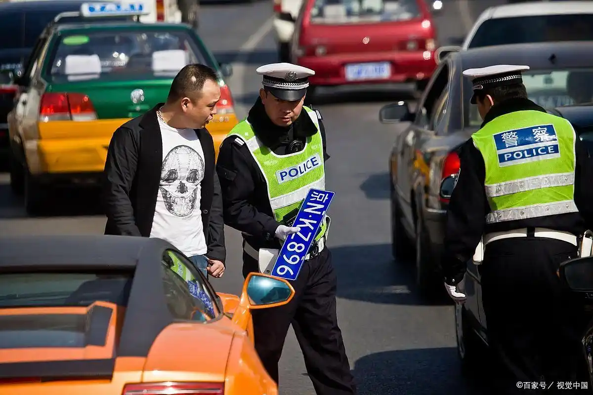 雨天不开车灯_违章驾驶_右侧超车违章