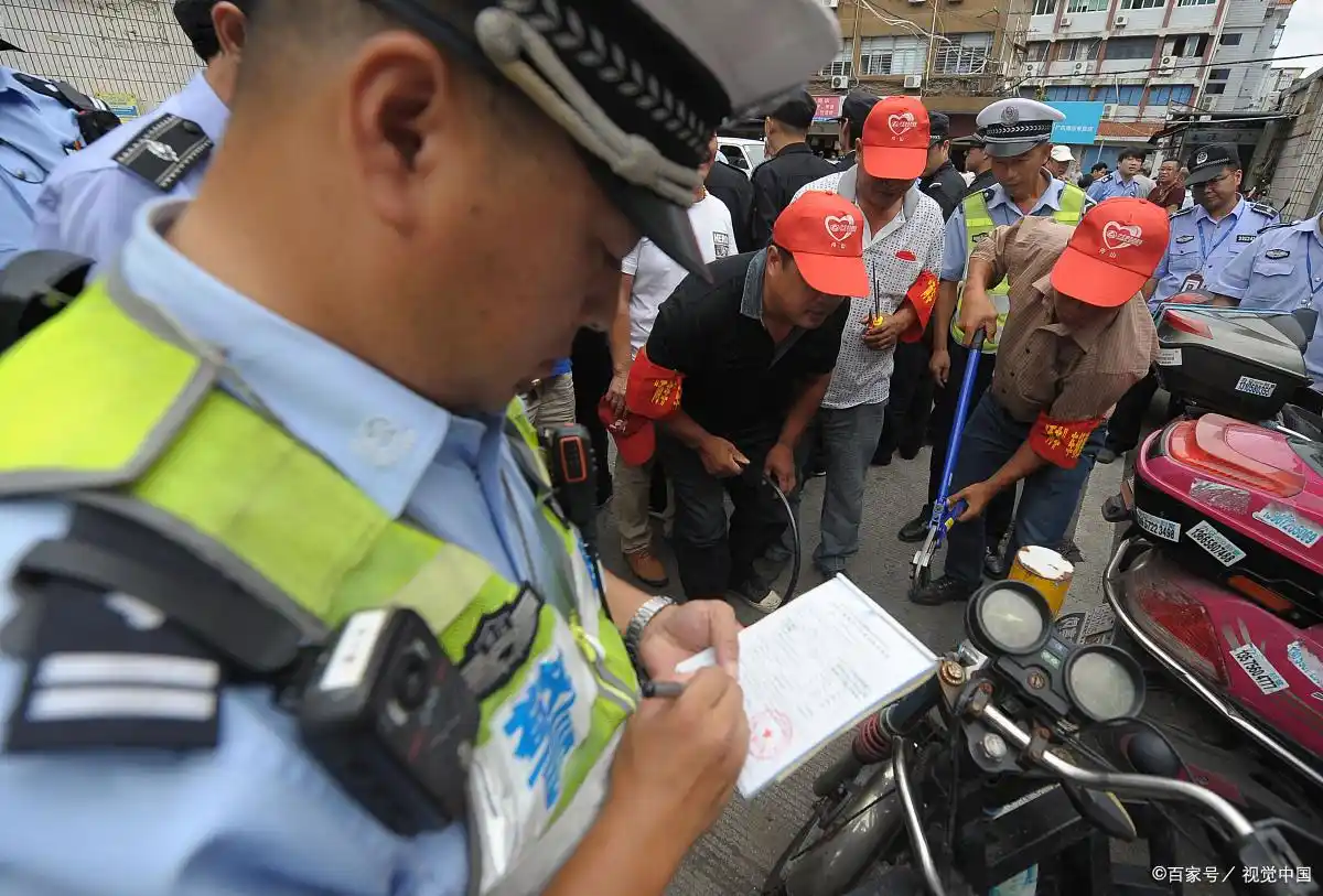 违章驾驶_右侧超车违章_雨天不开车灯