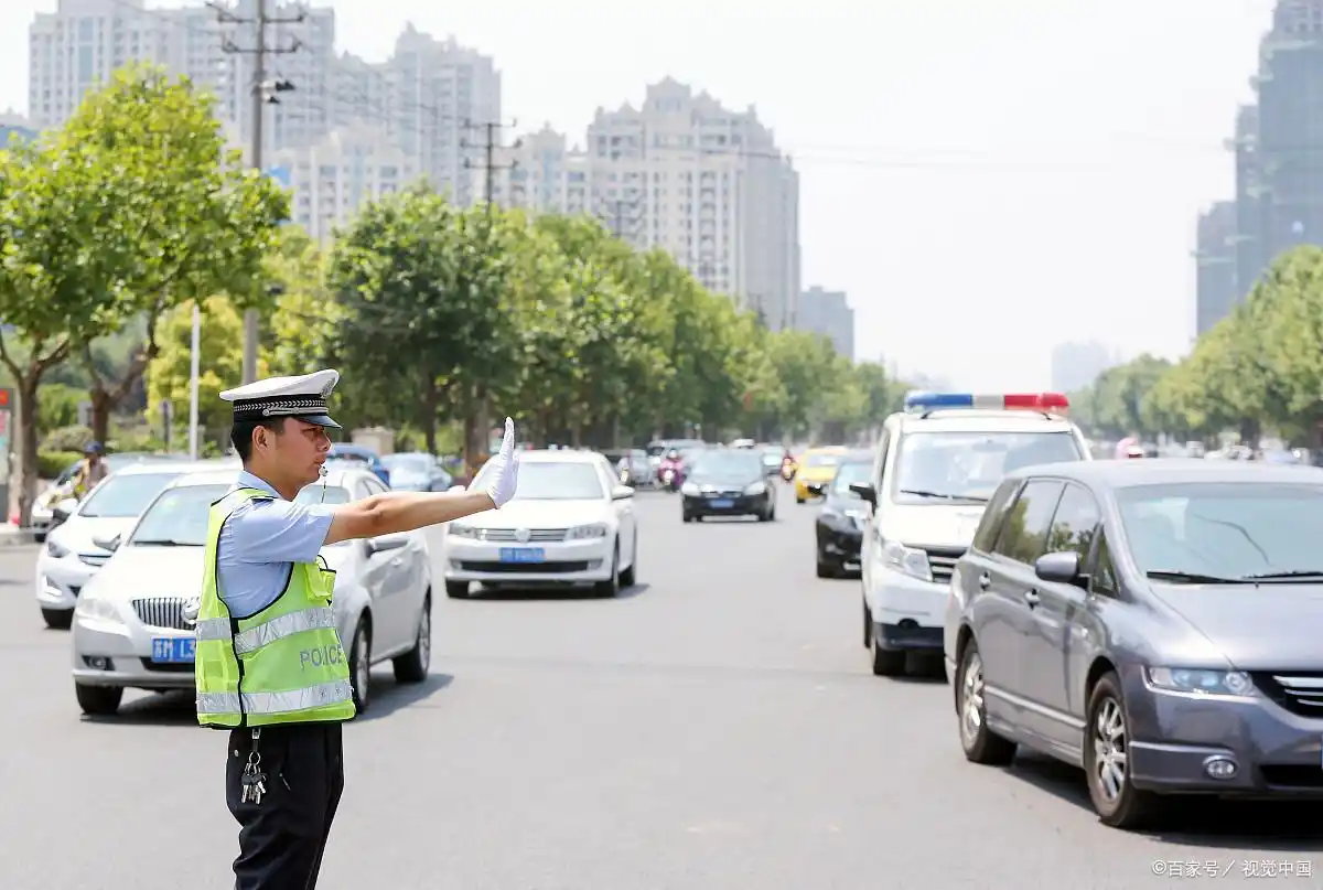 雨天不开车灯_右侧超车违章_违章驾驶