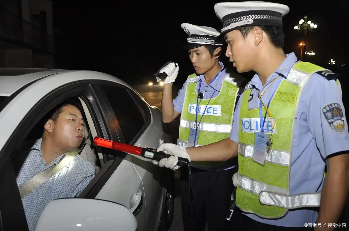 右侧超车违章_雨天不开车灯_违章驾驶