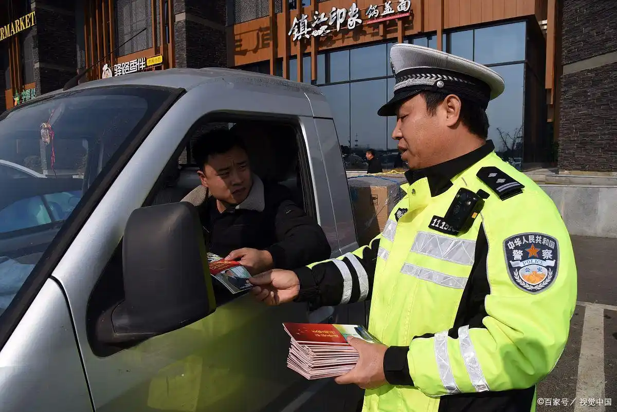 违章驾驶_雨天不开车灯_右侧超车违章