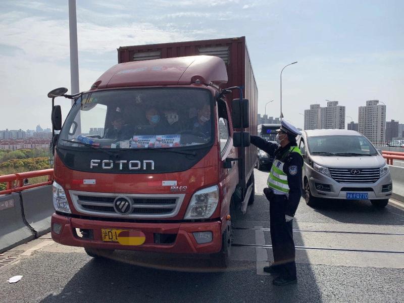 高架交警严打超载闯禁行为_违章高发月份预警_上海高架货运车违法查处