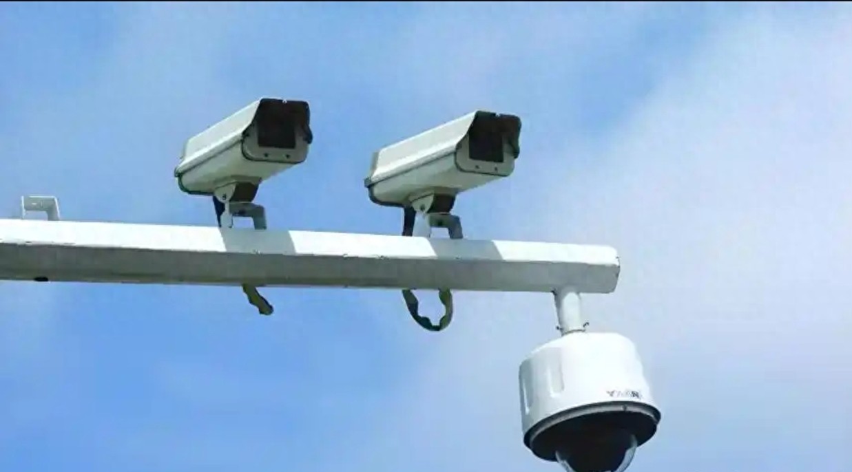 球形摄像头圆滚滚像足球 12123违停风险查询_违停抓拍摄像头杆子挂小盒子 12123 避坑_违章摄像头