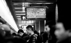 昨日，在北京地铁，屏幕滚动播出北京雾霾消息，提醒市民尽可能绿色出行。首席摄影记者